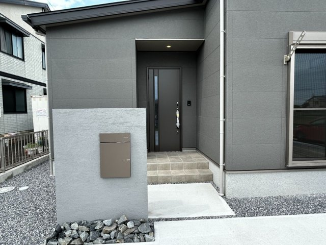 限定2邸平屋！【秀光ビルド】岐阜市次木 分譲住宅　1号地の玄関|（1号地）玄関エントランス：印象的な門柱が配置されたエントランス。便利な宅配ボックス付きです。