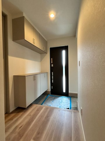 限定2邸平屋！【秀光ビルド】岐阜市次木 分譲住宅　1号地の玄関|玄関ホール：シューズクロークと下駄箱付きの清潔感あふれる玄関ホール。広さと収納力を両立し、忙しいママの味方になる使いやすさが自慢です♪