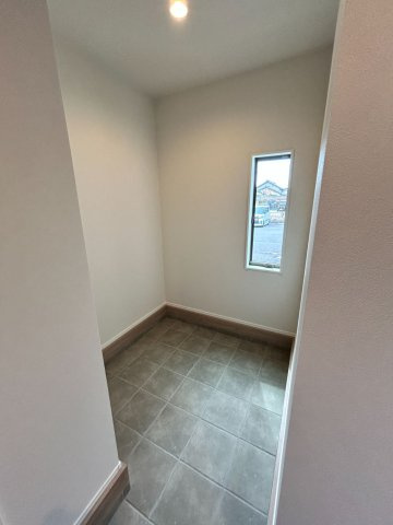 限定2邸平屋！【秀光ビルド】岐阜市次木 分譲住宅　1号地の玄関|シューズクローク：ゴルフバックなどの大きな物まで、収納量たっぷりの2帖のウォークインタイプのシューズクローク