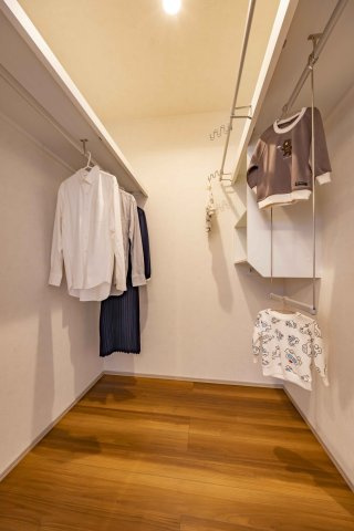 愛知県知多市新舞子字北西田34番4のその他|主寝室内のウォークインクローゼット2帖：季節ごとにすっきり整理。夫婦で使える広さだから、片付けがラクでお部屋もいつもキレイに♪
