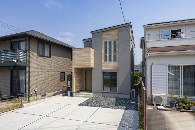 愛知県知多市新舞子字北西田34番4の外観|知多市新舞子分譲：外観南東より。2階の縦型3連の窓とルーフバルコニー。ツートンカラーでまとめられたスタイリッシュな外観となっています。