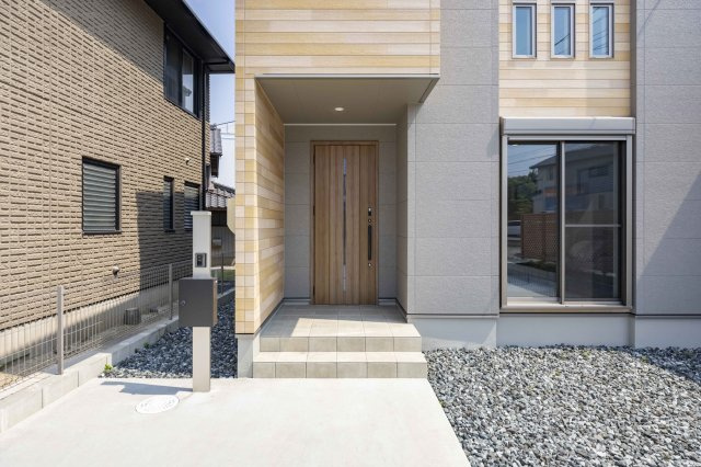 愛知県知多市新舞子字北西田34番4のエントランス|深い玄関庇で雨の日の買い物でも玄関ポーチまで傘をさしたまま上がれます。宅配ボックスも付いたファンクションユニット。リビング前にはお庭スペースもあります。