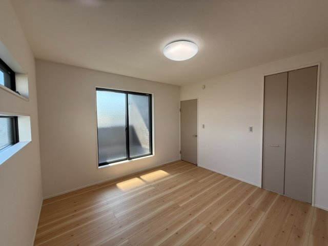 北名古屋市高田寺Ⅰ期1号地分譲住宅の寝室|主寝室8帖：夫婦だけのくつろぎ空間。落ち着いた色合いとゆとりある広さで、上質なリラックスタイムを♪
