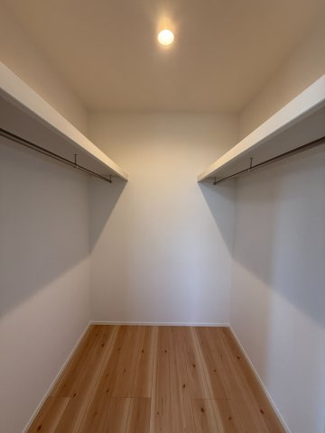 北名古屋市高田寺Ⅰ期1号地分譲住宅のその他|ウォークインクローゼット：まるでセレクトショップみたい！洋服もバッグもひと目で見渡せて、毎日のコーデ選びが楽しくなる空間♪
