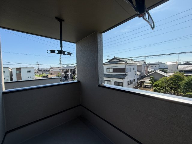 北名古屋市高田寺Ⅰ期1号地分譲住宅のバルコニー|インナーバルコニー：主寝室専用の3帖のバルコニー。屋根付きなので急な雨にも洗濯物の心配も緩和されます。