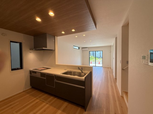 北名古屋市高田寺Ⅰ期1号地分譲住宅の居間・リビング|LDK18.6帖：キッチン側よりLDKを望む。家族の会話が自然と増える、明るく開放的なリビング。キッチンから見渡せる安心感が、毎日の暮らしにぬくもりをプラス♪
