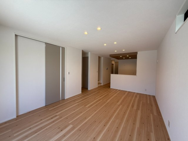 北名古屋市高田寺Ⅰ期1号地分譲住宅の居間・リビング|LDK18.6帖：南側よりLDKを望む。光と風が通る開放感たっぷりのリビング♪友達を呼びたくなる、ちょっと自慢のくつろぎスペース。