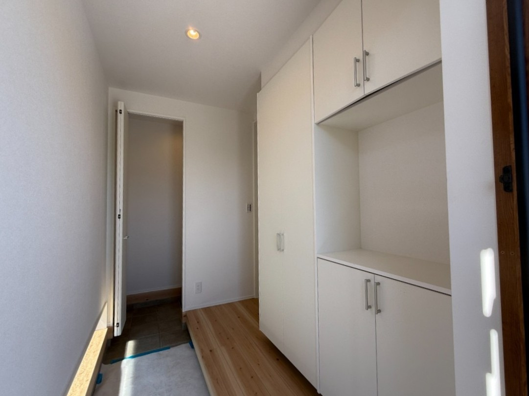 北名古屋市高田寺Ⅰ期1号地分譲住宅の玄関|玄関ホール：白を基調とした清潔感あふれる玄関ホール。広さと収納力を両立し、忙しいママの味方になる使いやすさが自慢です♪

