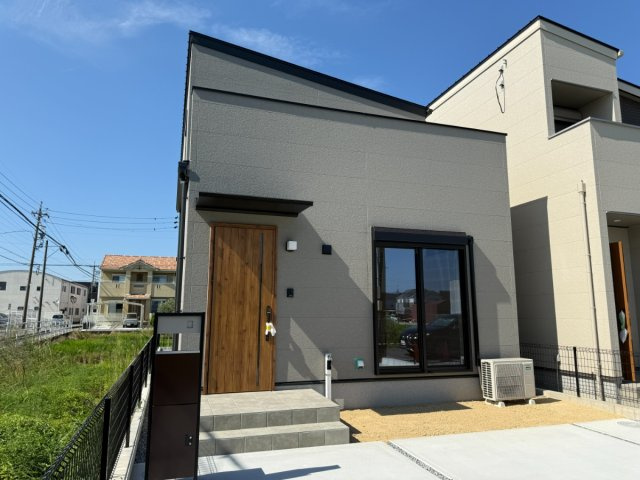 北名古屋市高田寺Ⅰ期1号地分譲住宅の玄関|玄関アプローチ：家族とゲストを優しく迎える、明るく広々とした玄関♪