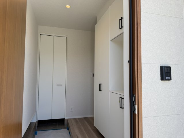 北名古屋市高田寺Ⅰ期2号地分譲住宅の玄関|玄関ホール：下駄箱とシューズクロークの付いた収納量たっぷりの玄関です。