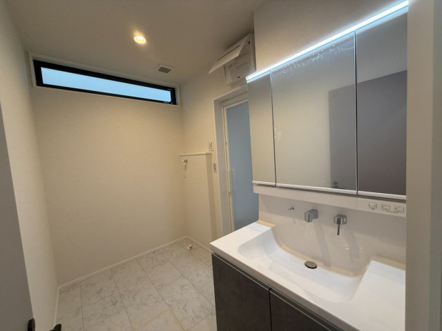 北名古屋市高田寺Ⅰ期2号地分譲住宅の洗面所|洗面脱衣室：約3帖のゆったりした脱衣スペース。清潔感あふれる洗面空間。シンプルなのに使いやすく、毎日がちょっと嬉しくなるこだわり設計♪
