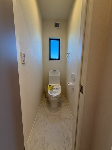 北名古屋市高田寺Ⅰ期2号地分譲住宅のトイレ|上品なクロスとすっきり収納で、まるでプライベート空間♪気分も整う、ちょっと嬉しいトイレです。