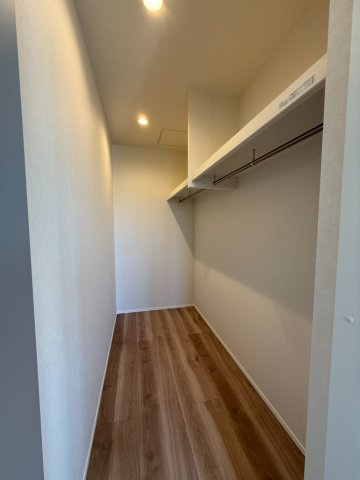 北名古屋市高田寺Ⅰ期2号地分譲住宅の収納|ウォークインクローゼット：ウォークインクローゼットのある住まいで収納上手な生活を実現♪衣類だけでなく、箱物や思い出の品もたっぷり収納できますので、整理整頓もスムーズに。居室空間をより広々と使えます！
