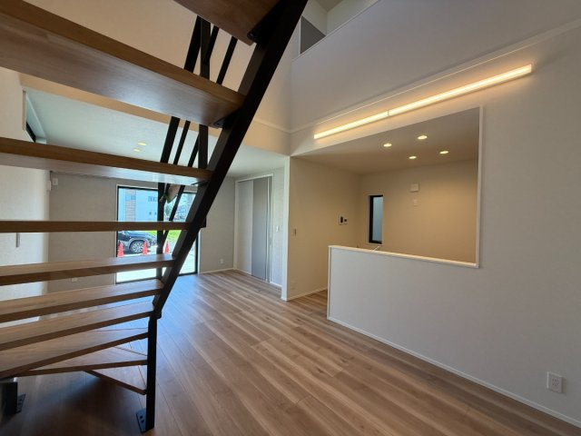 北名古屋市高田寺Ⅰ期2号地分譲住宅の居間・リビング|LDK18帖：リビング北側より撮影。光と風が通る開放感たっぷりのリビング♪友達を呼びたくなる、ちょっと自慢のくつろぎスペース。