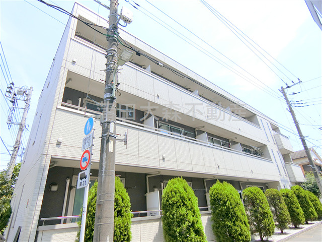 MJ(エムジェーキャッスルの外観|2009年7月築　鉄骨造地上3階建て総戸数12戸オートロック宅配BOX付人気賃貸アパート　
京急空港線糀谷駅近の東京都大田区南蒲田3丁目！糀谷駅南側の商店街から少し入った落ち着いた住環境が魅力！