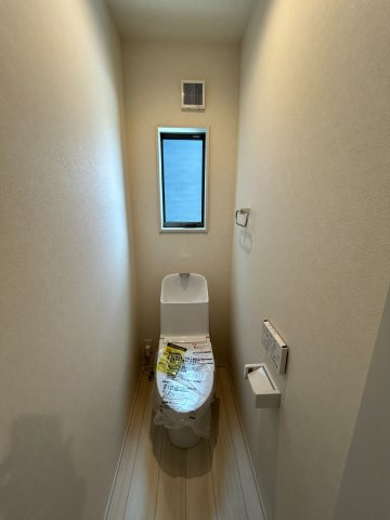 【秀光ビルド】大垣市昼飯町Ⅰ期1号地分譲住宅のトイレ|トイレ：上品なクロスとすっきり収納で、まるでプライベート空間♪気分も整う、ちょっと嬉しいタンク一体式タイプの洗浄暖房便座トイレです。（2026年7月）撮影 