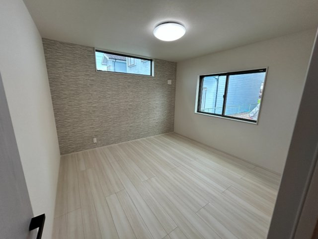【秀光ビルド】大垣市昼飯町Ⅰ期1号地分譲住宅の寝室|主寝室：夫婦だけの8帖大のくつろぎ空間。落ち着いた色合いとゆとりある広さで、上質なリラックスタイムを♪もちろんWIC付き（2026年7月）撮影 