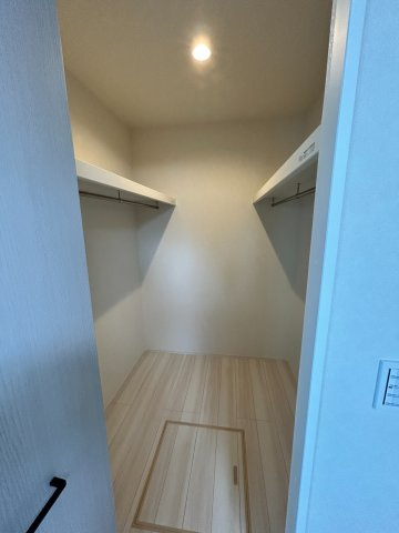 【秀光ビルド】大垣市昼飯町Ⅰ期1号地分譲住宅の収納|ウォークインクローゼット：季節ごとにすっきり整理。夫婦で使える広さだから、片付けがラクでお部屋もいつもキレイに♪（2026年7月）撮影 