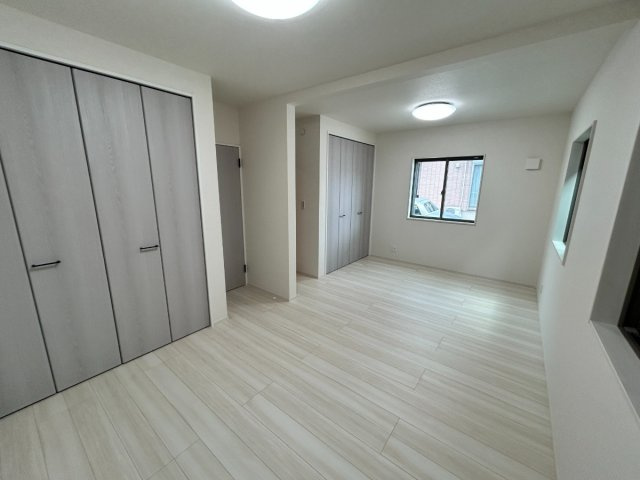 【秀光ビルド】大垣市昼飯町Ⅰ期1号地分譲住宅の洋室|洋室：2ドアワンルームタイプの広々使える洋室。将来2部屋に仕切る事も出来ます。（2026年7月）南側より撮影 