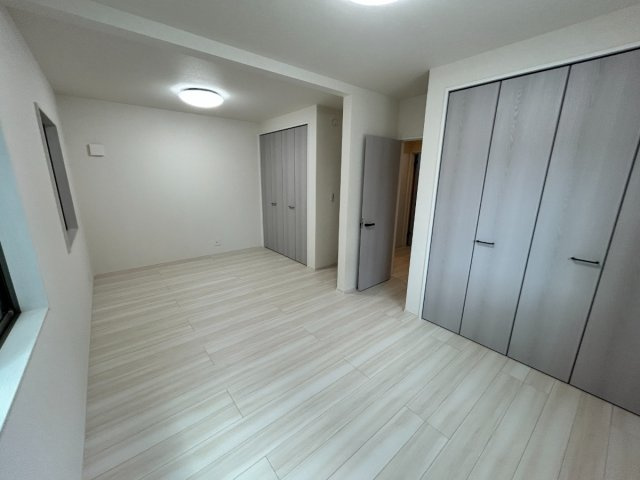 【秀光ビルド】大垣市昼飯町Ⅰ期1号地分譲住宅の洋室|洋室：2ドアワンルームタイプの広々使える洋室。将来2部屋に仕切る事も出来ます。（2026年7月）北側より撮影 