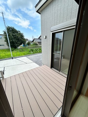 【秀光ビルド】大垣市昼飯町Ⅰ期1号地分譲住宅の庭|ウッドデッキ：リビング南にはこの字型に壁に囲まれたお庭（2026年7月）撮影 