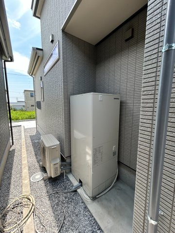 【秀光ビルド】大垣市昼飯町Ⅰ期1号地分譲住宅の発電・温水設備|コロナエコキュート：機能充実！大容量460Lタイプ。断水時の生活用水の確保になります。非常用取水栓付き（2026年7月）撮影 