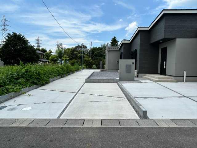 【秀光ビルド】大垣市昼飯町Ⅰ期1号地分譲住宅の外観|東道路からの全景。並列駐車２台と奥に縦列２台の計4台駐車可。（2026年7月）撮影 