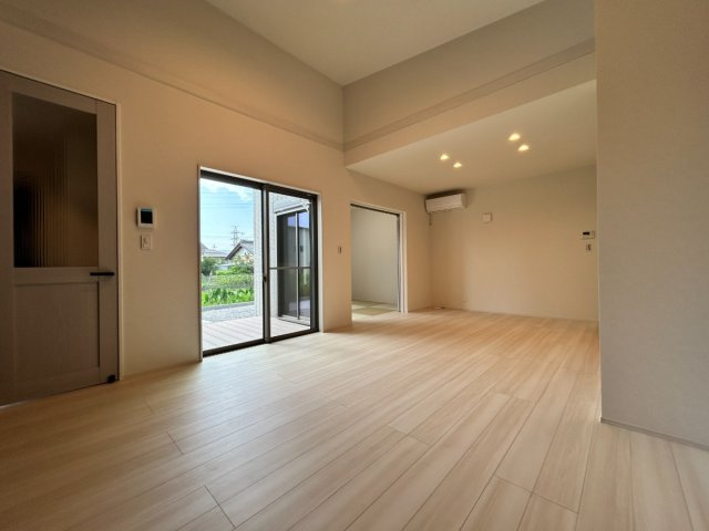 【秀光ビルド】大垣市昼飯町Ⅰ期1号地分譲住宅の居間・リビング|LDK：18帖のLDK。リビング上部は開放感のある勾配天井となっています。友達を呼びたくなる、おしゃれで機能的なリビング♪笑顔と会話があふれる、私らしい暮らしがここにあります。（2026年7月）撮影
