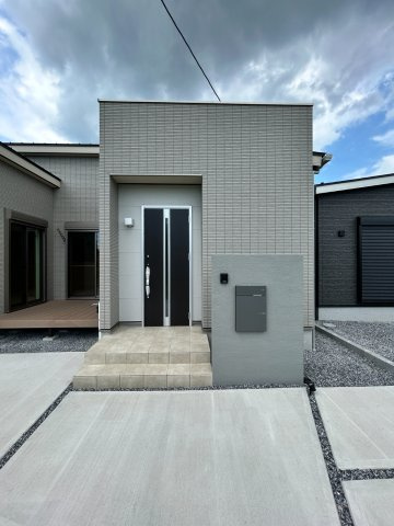 【秀光ビルド】大垣市昼飯町Ⅰ期1号地分譲住宅の玄関|大垣市昼飯町Ⅰ分譲1号地：夜景外観パース（2026年7月）撮影 