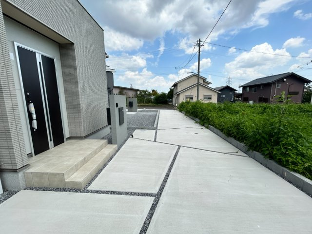 【秀光ビルド】大垣市昼飯町Ⅰ期1号地分譲住宅の玄関|玄関および長いアプローチ。奥まで車が停められます。（2026年7月）撮影 