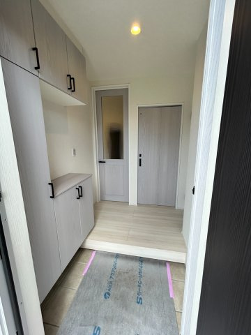 【秀光ビルド】大垣市昼飯町Ⅰ期1号地分譲住宅の玄関|玄関ホール：コの字タイプの玄関収納を配置しゆったりした玄関ホール。シューズクロークも装備しています。（2026年7月）撮影 