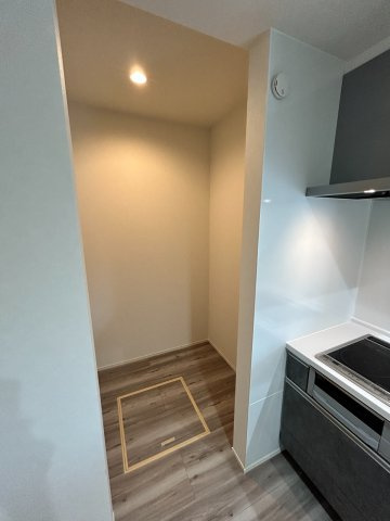 【秀光ビルド】大垣市昼飯町Ⅰ期2号地分譲住宅の収納|パントリー：食材も日用品もたっぷり収納♪キッチンがすっきり片付く、毎日をラクにするママ想いのパントリー。（2026年7月）撮影