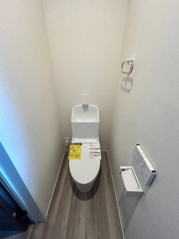 【秀光ビルド】大垣市昼飯町Ⅰ期2号地分譲住宅のトイレ|トイレ：毎日使う場所だからこそ、清潔感と心地よさを♪お掃除ラクラク＆手洗い付きで、家事の手間も軽減。（2026年7月）撮影