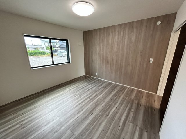 【秀光ビルド】大垣市昼飯町Ⅰ期2号地分譲住宅の寝室|主寝室8帖：夫婦だけの8帖のくつろぎ空間。落ち着いた色合いとゆとりある広さで、上質なリラックスタイムを♪（2026年7月）撮影