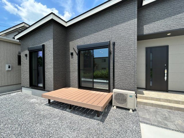 【秀光ビルド】大垣市昼飯町Ⅰ期2号地分譲住宅のその他|ウッドデッキ：リビングの南側には木目調のウッドデッキ付きです。（2026年7月）撮影
