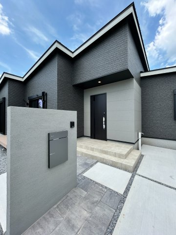 【秀光ビルド】大垣市昼飯町Ⅰ期2号地分譲住宅のエントランス|玄関・ポーチ：家の“第一印象”を彩る玄関ポーチ。おしゃれな外観と雨の日も安心の屋根付き設計で、毎日の出入りが快適♪（2026年7月）撮影