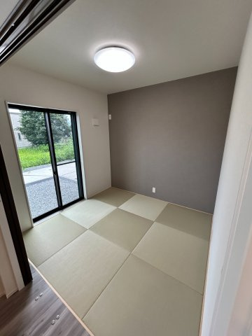 【秀光ビルド】大垣市昼飯町Ⅰ期2号地分譲住宅の和室|洋和室4.5帖：LDKとつながるほっとする和スペース。家族の団らんや読書タイムに、やさしい温もりをプラスします♪（2026年7月）撮影