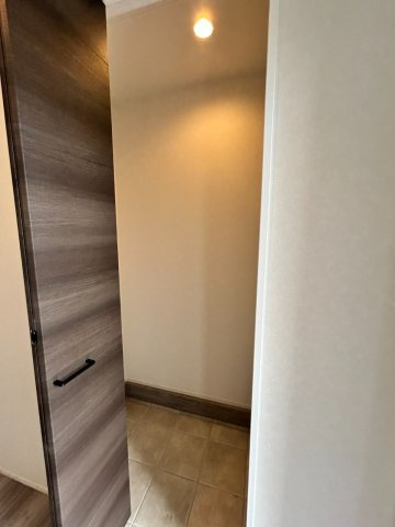 【秀光ビルド】大垣市昼飯町Ⅰ期2号地分譲住宅の収納|シューズクローク：1帖のウォークインタイプのシューズクローク付き（2026年7月）撮影