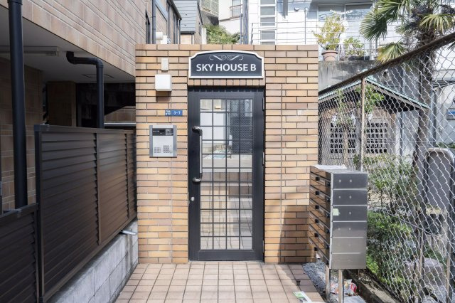 AP319 SKY HOUSE B棟 102のエントランス|



