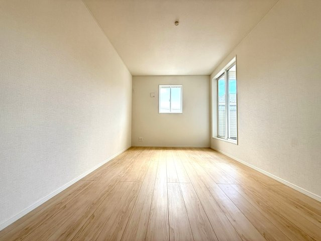 沼津市西間門第１０　全３棟　２号棟の洋室|バルコニーに面した居室は日当たり、風通し良好です♪