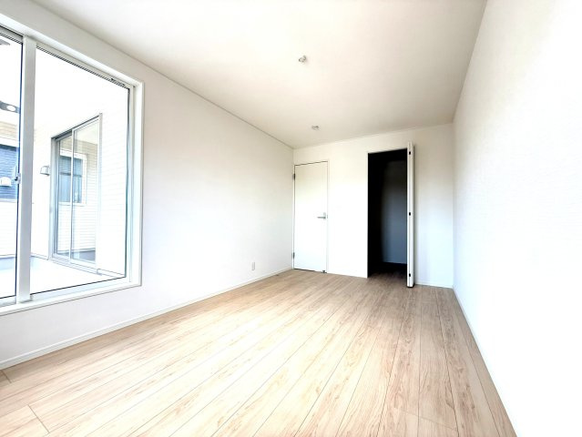 沼津市西間門第１０　全３棟　２号棟の洋室|WIC付きの居室。家族の衣類などしっかり収納できます。