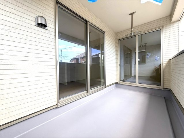 沼津市西間門第１０　全３棟　２号棟のバルコニー|急な天候の変化も安心のインナーバルコニー完備