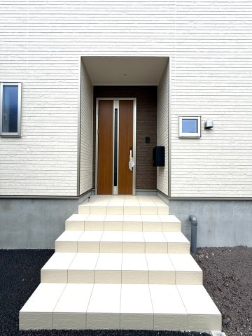 沼津市西間門第１０　全３棟　２号棟の玄関|木目調がアクセントとなったスッキリとした玄関。