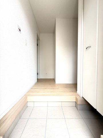 沼津市西間門第１０　全３棟　２号棟の玄関|玄関ドアをあけると白を基調とした空間が広がります。