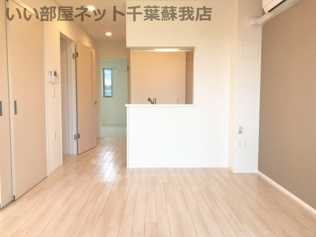 エテルノ・ステラの居間・リビング|ちょっとしたアクセントクロスが、おしゃれな空間を演出♪