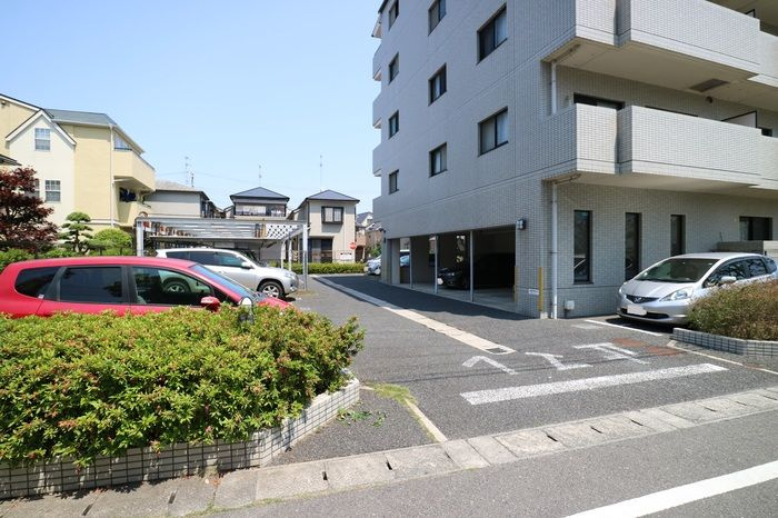 クリスタルの駐車場
