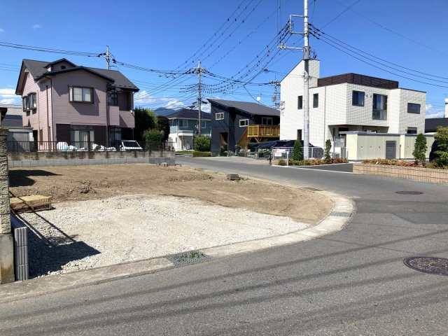 ブルーミングガーデン前橋市龍蔵寺町　1号棟（平屋）の前面道路含む現地写真|角地で広々しています。開放的な立地です☆