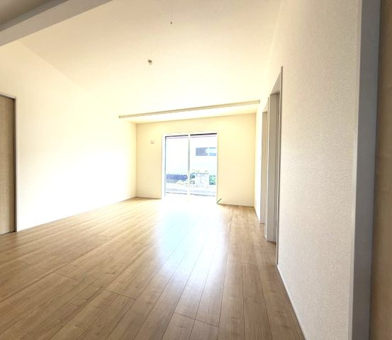 ブルーミングガーデン前橋市龍蔵寺町　1号棟（平屋）の居間・リビング|【イメージ画像】18.0帖の広々リビング♪折り上げ天井の造りでおしゃれです♪人気の対面式キッチンを配した空間はお好みの家具も合わせやすく、家族がくつろぐ快適な空間造りをサポート。