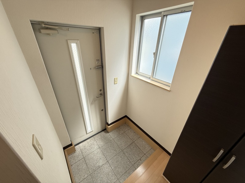 エルセレッソ壱番館・弐番館 【キャッシュバック対象物件】の玄関|収納もある玄関です