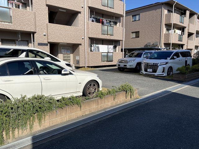 サンバレイ緑地A棟の駐車場